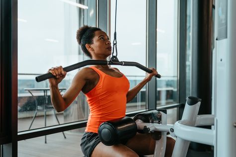 4 Lat Pulldown Alternatives You Can Do At Home—Because You Don’t Need a Gym To Build Upper-Body Strength https://www.wellandgood.com/lat-pulldown-alternatives/ #livelonger #yoga Pull Down Workout, Lat Pulldown Machine, Pull Day Workout, Bodybuilding Routines, Biceps Brachii, Muscle Hypertrophy, Cable Row, Lat Pulldown, Latissimus Dorsi