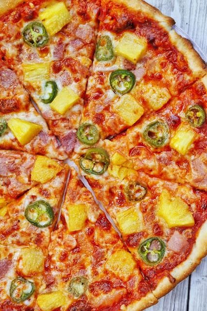 Spicy Hawaiian Pizza Hawaiian Pizza Recipe, Calzone Recipe, Supreme Pizza, Leftover Pizza, Easy Main Dishes, Chicken Sandwich Recipes, Plain Chicken, Pizza Sauce Homemade, Filling Food