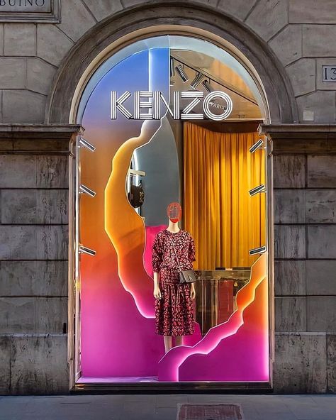 Mannequin Mall USA (@mannequin_mall) • Instagram-foto's en -video's Kenzo Window Display, Colourful Window Display, Beauty Window Display, Show Window Design, Window Shop Design, Window Display Summer, Display Window Design, Show Window Display, Retail Window Display Ideas