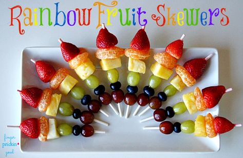 Rainbow Fruit Skewers, Appetizers For Kids, Fruit Skewers, Fruit Kabobs, Rainbow Fruit, Fruit Party, Party Dishes, Kids Party Food, New Fruit