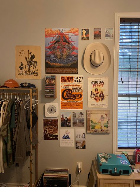 Vintage College Dorm Aesthetic, Dorm Wall Decor Aesthetic, Asethic Dorm Room Ideas, Granola Room Ideas, Poster Wall Inspo Dorm, Vintage Aesthetic Dorm Room, Earthy Dorm Room Ideas Vintage, Dorm Room Granola Aesthetic, Cowboy Dorm Room