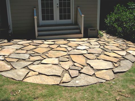 Circular shape flagstone patio in backyard Stone Patio Ideas, Flagstone Patio Design, Stone Patio Designs, Diy Patio Ideas, Stone Patios, Floating Table, Patio Pavers Design, Concrete Patios, Patio Steps