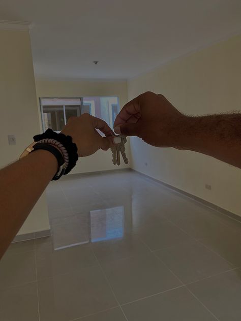 Live In Couple Aesthetic, Holding Keys To New House Aesthetic, New Home Vision Board Pictures, First Apartment With Boyfriend Aesthetic, Holding Keys To Apartment, First Apartment Keys, Moving In With Your Boyfriend Aesthetic, Couples Apartment Aesthetic, Couple Living Together Aesthetic