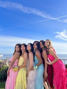 Cute Prom Group Pictures, Prom Picture Poses For Big Groups, Poses For Pictures Formal, Photo Inspo For Hoco, Prom Pics To Recreate, Big Prom Group Pictures, Homecoming Friend Pictures Group Photos, Prom Pose Pictures, How To Pose For Formal Pictures