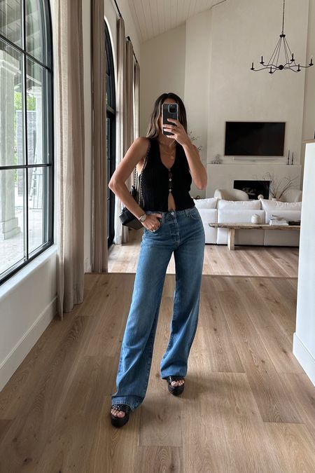 Wedged Sandals Outfits, Black Shirt Denim Jeans Outfit, Bootcut Jeans And Sandals Outfit, Black Vest Shirt Outfit, Baggy Jeans Outfit With Sandals, Black Top And Denim Jeans Outfit, Black Tank Jeans Outfit, Jean And Sandal Outfits, Baggy Jeans And Sandals Outfit