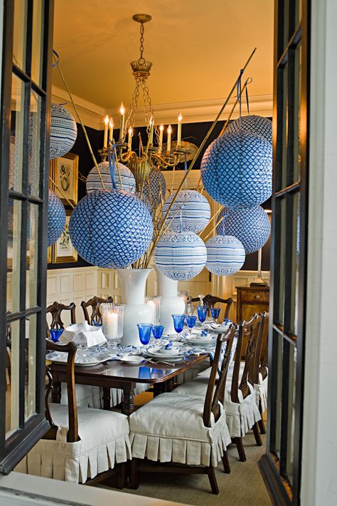 Nell Hill Lanterns Chinese, Party Styling, Tafel Decor, Enchanted Home, Chinoiserie Chic, Spring Party, Chinese Lanterns, Planning Printables, Blue Willow