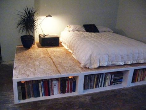 Platform Bed Diy, Diy Seng, Unusual Beds, Små Rum Lidt Plads, Diy Projects For Bedroom, Diy Platform Bed, Bed Platform, Platform Bed With Storage, Diy Casa