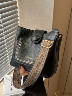 Casual Crossbody Bags: 👜 Effortlessly Cool Casual Crossbody Bags for Everyday! ✨🛍️ Handbag Inspiration, Trending Bags, Minimalist Handbag, Black Bucket Bag, Bags Sewing, Soft Leather Handbags, Casual Crossbody Bag, Denim Handbags, Faux Leather Handbag