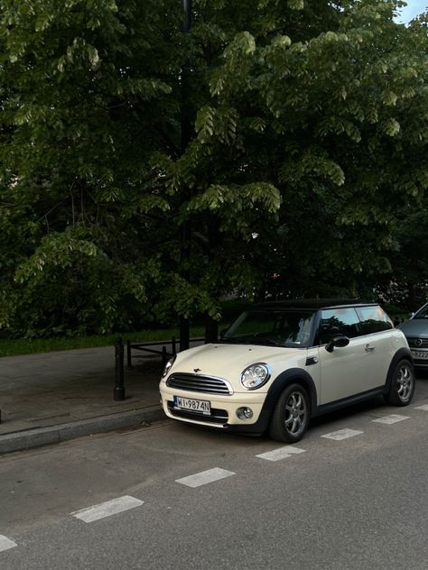 Car Mini Cooper, Mini Cooper Hatchback, Mini Aesthetic, White Cars Aesthetic, Mini Auto, Auto Aesthetic, Minicooper Mini Coopers, Cute Mini Cooper, Small Cars For Women