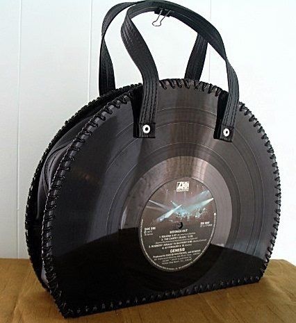 Old Vinyl Records Crafts, Vinyl Record Bag, Record Projects, Record Purse, Vinyl Record Projects, Record Diy, Funky Handbags, Art Purse, Record Bag