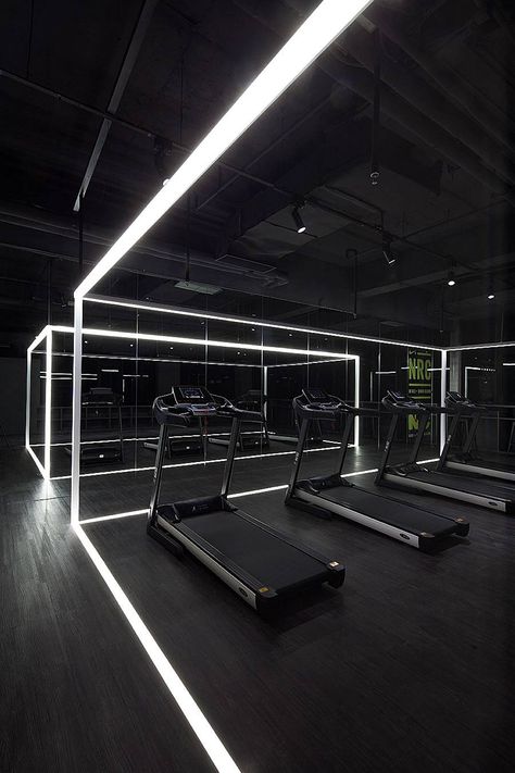 Fitness Space Design, Black Gym Interior Design, Lockeroom Design, White Gym Interior, Gym Space Design, Gym Led Lighting, Gym Studio Design, Fitness Studio Design Ideas, Mirror Ceiling Design