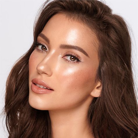 Blush Is *The* Makeup Trend Of 2022. Here's How To Do It Like The Cool Girls On BlushTok Diva Light, Contour Wand, Liquid Contour, Hollywood Red Carpet, Cheek Makeup, Face Kit, Magical Makeup, Beauty Light, Liquid Highlighter