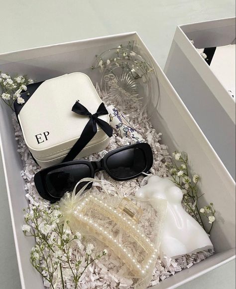 Bachelorette Asking Bridesmaid Proposal, Bachelorette Party Boxes Gift Ideas, Elegant Bridesmaid Boxes, Bridesmaid Proposal Box Aesthetic, Bridesmaid Proposal Expensive, Cute Simple Bridesmaid Proposal, Elegant Bridesmaid Proposal Boxes, Bridesmaids Baskets Ideas, Black Bridesmaid Gifts