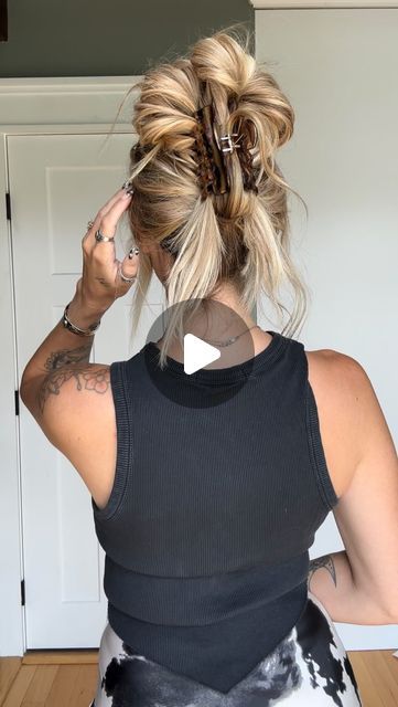 Claw Clip Messy Bun, Clip Messy Bun, Claw Clip Messy, Easy Messy Hairstyles, Hair Clip Hairstyles, Long Hair Clip, Easy Hair Updos, Clip Hairstyles, Short Hair Over 60