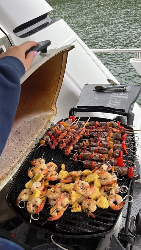 Beach Barbecue Aesthetic, Birthday Grill Party, Boat Grilling Ideas, Beach Bbq Party, Summer Barbecue Aesthetic, Bbq Party Aesthetic, Summer Barbeque Party Food, Summer Bbq Aesthetic, Barbeque Party Food