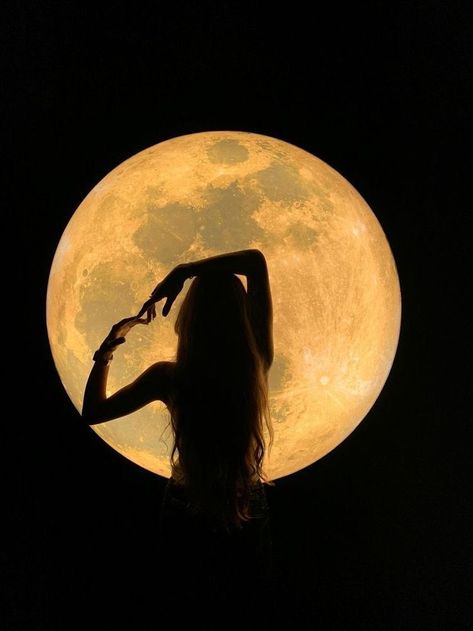 Feminine Aesthetic, Moon Child, الرسومات اللطيفة, Divine Feminine, Aesthetic Photo, Dark Aesthetic, Aesthetic Girl, Full Moon, Pretty Wallpapers