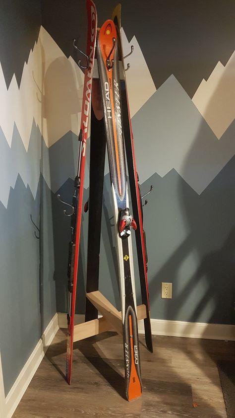 Ski Coat Rack Diy, Ski Boot Shelf, Vintage Skis Decor, Ski House Decor Interiors, Old Skis Decor, Ski Themed Bedroom, Old Skis Ideas, Ski Bedroom, Vintage Ski Decor