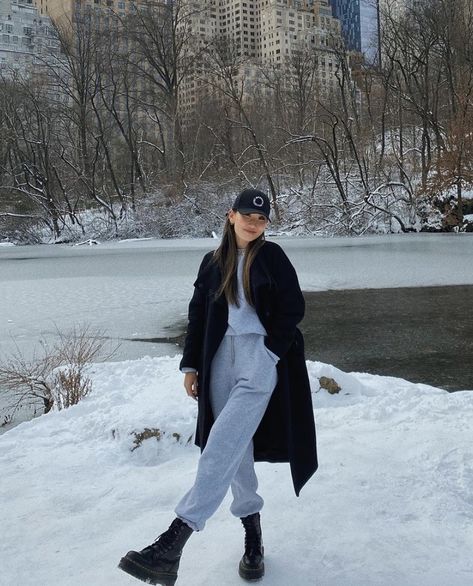 Winter outfits you can easily copy from Instagram influencers. These casual, cute winter outfits are perfect for the cold. These winter outfit ideas are dressy and comfortable. #winter #outfits #fashion #cold Mode Au Ski, Korean Winter Outfits, Nyc Winter Outfits, Japan Outfits, Ny Outfits, Nyc Outfits, New York Outfits, Japan Outfit, Stylish Winter Outfits