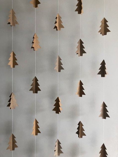 16 Easy DIY Christmas Wall Art » Lady Decluttered Diy Christmas Wall, Ideas Decoracion Navidad, Jul Diy, Paper Wall Decor, Winter Wedding Decorations, Inspired Interiors, Xmas Diy, Christmas Inspo, Easy Christmas Diy