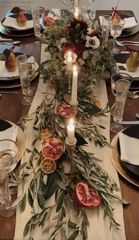 Simple Thanksgiving Table Decor, Thanksgiving Dinner Table Setting, Simple Thanksgiving Table, Dinner Party Table Settings, Modern Thanksgiving, Simple Table Settings, Centerpiece Christmas, Thanksgiving Dinner Table, Tafel Decor