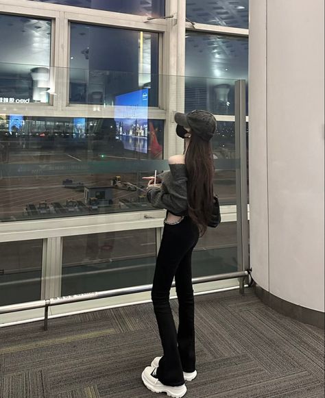 Airplane Travel Outfits, Airport Fits, Airport Photos, Future Style, Everyday Fashion Outfits, Cute Selfies Poses, Ulzzang Fashion, Casual Chic Outfit, Pretty Style