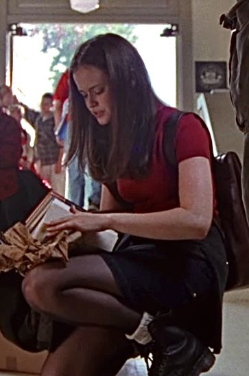 Rory Gilmore Red Shirt Black Skirt, Rory Gilmore Red Outfit, Rory Gilmore Red Turtleneck, Outfits With Red Turtleneck, Rory Gilmore Turtleneck, Rory Gilmore Episode 1 Outfit, Rory Gilmore Red Sweater, Rory Gilmore Outfits Season 1 Episode 1, Red Tv Outfits