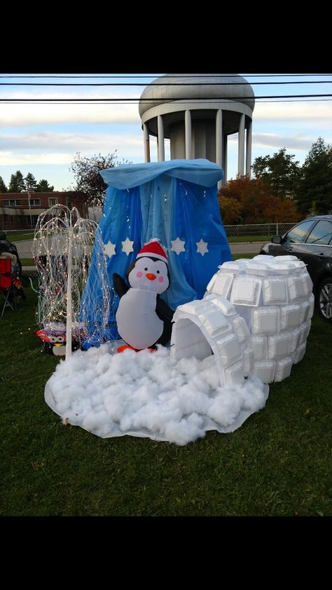 DIY igloo, penguin, whimsical winter wonderland Trunk or Treat. Igloo made from chicken wire, zip ties, duct tape, fabric, styrofoam to-go containers adhered with spray adhesive and hot glue. Balcony Decor Ideas, Christmas Parade Floats, Penguin Decor, Winter Wonderland Decorations, Snow Theme, Christmas Light Displays, Candy Land Christmas Decorations, Christmas Yard Decorations, Christmas Float Ideas