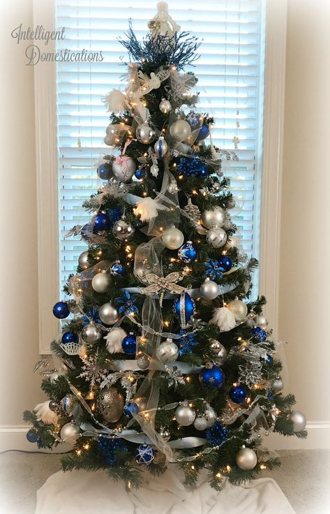 Blue and White Christmas Tree Decor. Royal Blue, White and Silver Christmas Tree Decorations. Trimmed with three garlands and white lights. Blue And White Christmas Tree, Silver Christmas Tree Decorations, Blue Christmas Tree Decorations, Blue And White Christmas, White Christmas Tree Decorations, Christmas Tree Decorated, Blue Christmas Decor, Silver Christmas Decorations, Christmas Tree Decorating Themes