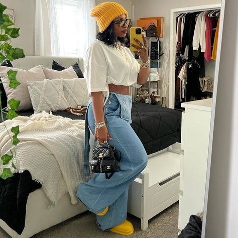 What is the overalls giving???????? Drop a 💛 if you like my outfit and don’t forget to rate from 1-10 @1921veintiuno | Instagram Overall Outfit Black Women, Overalls Outfit Black Women, Overalls Winter Outfit, Black Overalls Outfit, Overall Outfits, Overalls Winter, Overalls Outfits, Outfits Black Women, Outfit Black Women