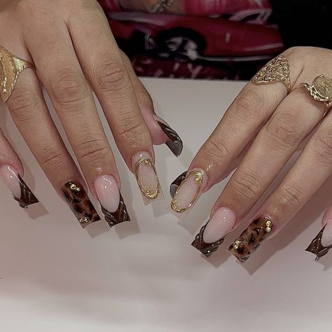 ig: acrylicsbyfatima Nails New Year Design, Cheetah Nail Tutorial, Short Fall Acrylic, Brown Classy Nails, Plaid Nails Brown, Nail Design Brown, Fall Nails Sweater Design, Nails Gold And Black, Golden Brown Nails