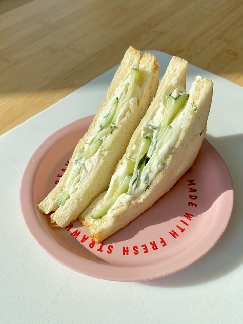 cucumber cream sandwich Cucumber Sandwiches Aesthetic, Ham And Cucumber Sandwich, Chicken Cucumber Sandwich, Small Sandwich Ideas, Cucumber Sandwich Recipe, Health Moodboard, Cucumber Cream Cheese Sandwiches, Sandwich Aesthetic, Cream Cheese Sandwich