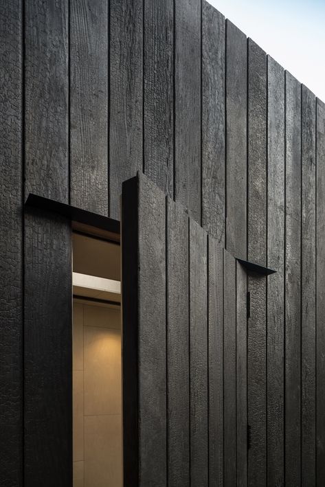 Eastwest Architecture adds charred-cedar gym to garden of east London home Landscape Gardening, Wood Facade, House Cladding, Wood Architecture, Shou Sugi Ban, Wood Cladding, Timber Cladding, Exterior Cladding, Garden Studio