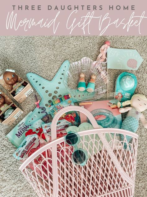 Mermaid Gift Basket, Beach Bag Gift Basket, Beach Gift Basket, Mermaid Gift Ideas, Gift Ideas Girl, Little Mermaid Gifts, Summer Gift Baskets, Birthday Party Mermaid, Creative Easter Baskets