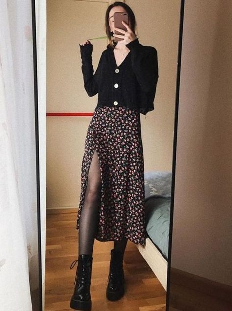 No te congeles mientras vas por tu café. Skirt Styling, Tweed Pants, Tights Fashion, Mode Boho, Mode Casual, Mode Inspo, A Mirror, Autumn Outfit, Outfit Inspo Fall