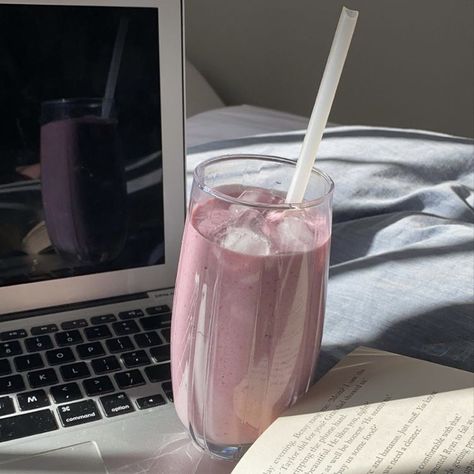 Pink Smoothie, Tout Rose, Pink Drink, Pretty Drinks, Think Food, Pink Drinks, Healthy Girl, Pink Girly Things, Everything Pink