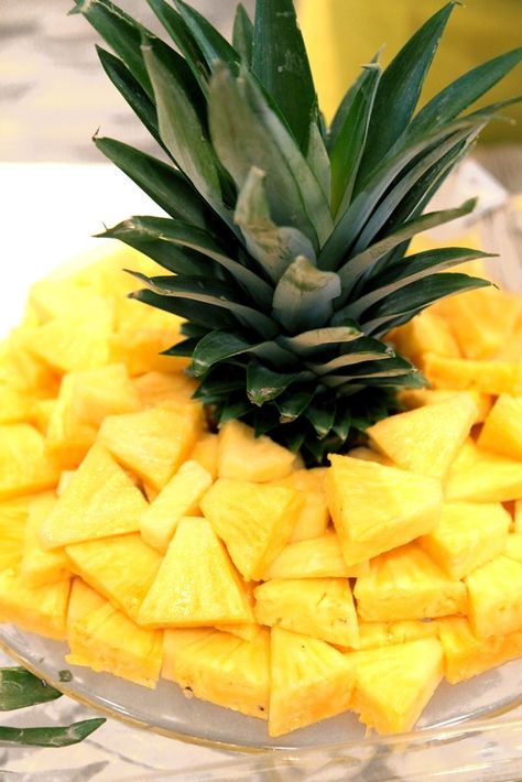 Beautiful Pineapple and other fruit and veggie displays Summer Birthday Party Desserts, Summer Diy Party Decorations, Outdoor Fingerfood Party Appetizers, Orange Color Party Ideas For Adults, Fruit Centerpiece Ideas Diy, Pool Party Theme Decorations, Pineapple Serving Ideas, Luau Party Gift Bag Ideas, Backyard Pool Area Ideas