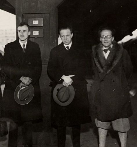 The three Titans of quantum mechanics: (L-R) Paul Dirac, Werner Heisenberg and Erwin Schrödinger at the Stockholm Railway Station, c. 1933. Physics Scientists, Paul Dirac, Erwin Schrödinger, Werner Heisenberg, Physics Humor, Modern Physics, Richard Feynman, Theoretical Physics, Physics And Mathematics