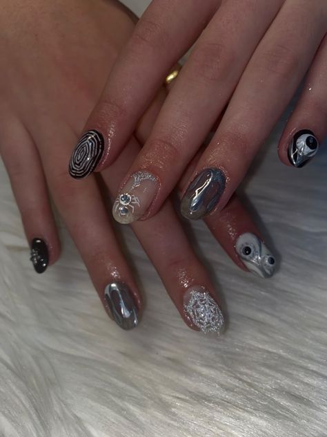 Spiderweb Nails Short, Spider Nails Short, Acrylic Nails Freestyle, Eyeball Nail Art, Spiral Nails, Spiderweb Nails, Really Short Nails, Nails Freestyle, Spider Nails