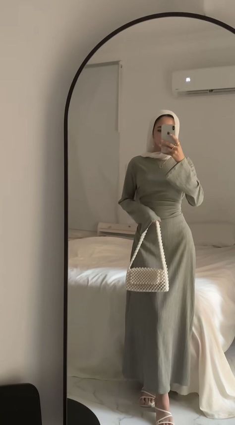 Modest Outfits Muslim, Outfits Muslim, Estilo Hijab, Stile Hijab, Mode Turban, Hijabi Fashion Casual, Mode Abaya, Modest Dresses Casual, Elegant Dresses Classy