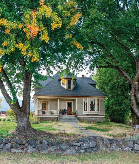 Oregon Houses, Victorian Bungalow, Victorian House Interiors, Granny House, Oregon House, House Elements, House Journal, Journal Magazine, Morning Room