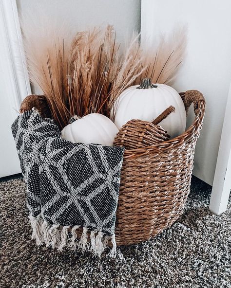 Fall Apartment Decor, Fall Room Decor, Easy Fall Decor, Cozy Fall Decor, Neutral Fall Decor, Fall Living Room, Fall Decor Inspiration, Fall Thanksgiving Decor, Fall Deco