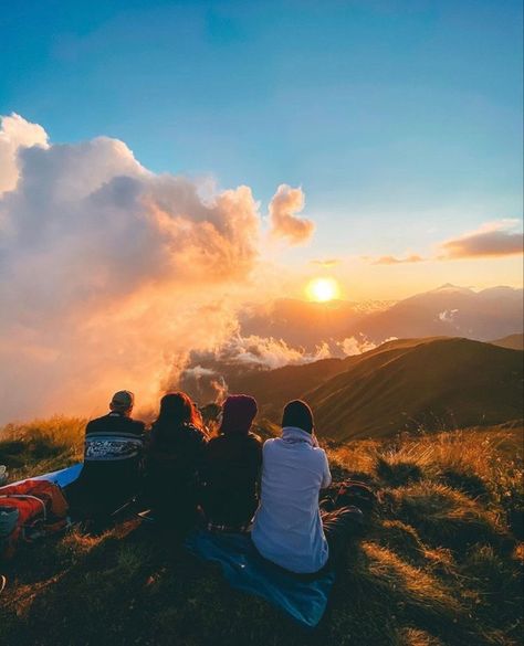 Sunrise Hike Aesthetic, Adventours Aesthetic, Vision Board Pictures Friends, Camping Photography Friends, Places To Travel With Friends, Mountain Hiking Aesthetic, Places To Go With Friends, Amazing Places To Travel, Bucket List Travel Destinations