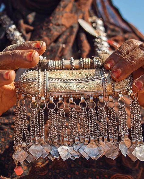 Omani Traditional Silver Jewellery Omani Jewellery, Perfume Moodboard, Arabian Peninsula, Arab Culture, Gold Jewellry, Heritage Jewellery, Traditional Clothes, Traditional Dress, Emerald Jewelry