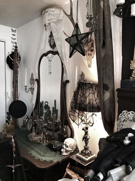 Gothic Farmhouse, Goth Houses, Gothic Decor Bedroom, Zimmer Diy, Goth Bedroom, Gothic Room, Gothic Bedroom, Dark Home Decor, Halloween Tattoo