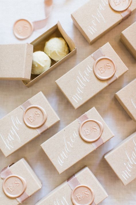 Wedding Take Home Gifts, Wedding Souvenirs For Guests, Modern Wedding Favors, Creative Wedding Favors, Inexpensive Wedding Favors, Edible Favors, Boda Diy, Chocolate Wedding Favors, Edible Wedding Favors