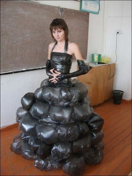 Deze jurk vond ik heel apart omdat hij van vuilniszakken is gemaakt Garbage Bag Dress, Ugly Prom Dress, Worst Prom Dresses, Trash Bag Dress, Recycled Costumes, Trash Fashion, Newspaper Dress, Ugly Dresses, Recycled Outfits