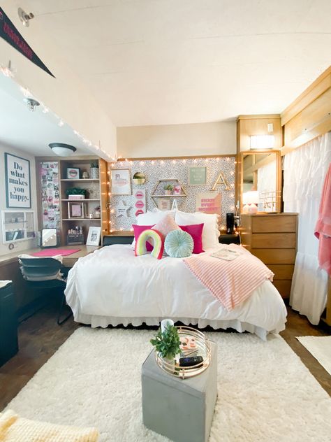 Preppy Room Ideas Big Room, Big Dorm Room Ideas, Asthetic College Dorms, Texas Tech Aesthetic, Texas Tech Dorm Room, Dream Dorm Room, College Room Decor, Cool Dorm Rooms, College Dorm Room Decor