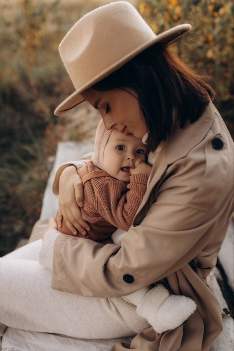 Fall Photoshoot Family, Outdoor Baby Photography, Fall Baby Pictures, Mother Baby Photography, Mommy And Me Photo Shoot, Fall Family Portraits, Newborn Family Photos, Outdoor Family Photos, Fall Family Pictures