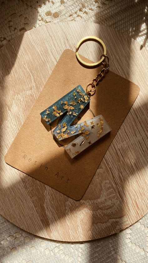 #resin #art #keychain #gold #letter #blue Resin Art Keychain Letters, Resin Art Keychain, Resin Key Chains, Diy Resin Gifts, Resin Letter Keychain, Diy Resin Keychain, Resin Gifts, Resin Arts, Resin Letters