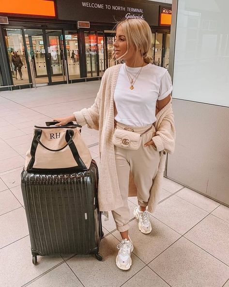 What to wear travelling: The best outfits for the airport + long-haul flights Airplane Travel Outfits, Airport Outfit Comfy, Cute Airport Outfit, Casual Travel Outfit, Plane Outfit, Comfy Airport Outfit, Airport Outfit Summer, Airport Travel Outfits, Flight Outfit